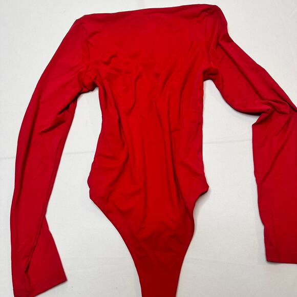 Lizette Collection  Size Medium Beautiful Light Weight  Red Super Soft Silky - Picture 3 of 4